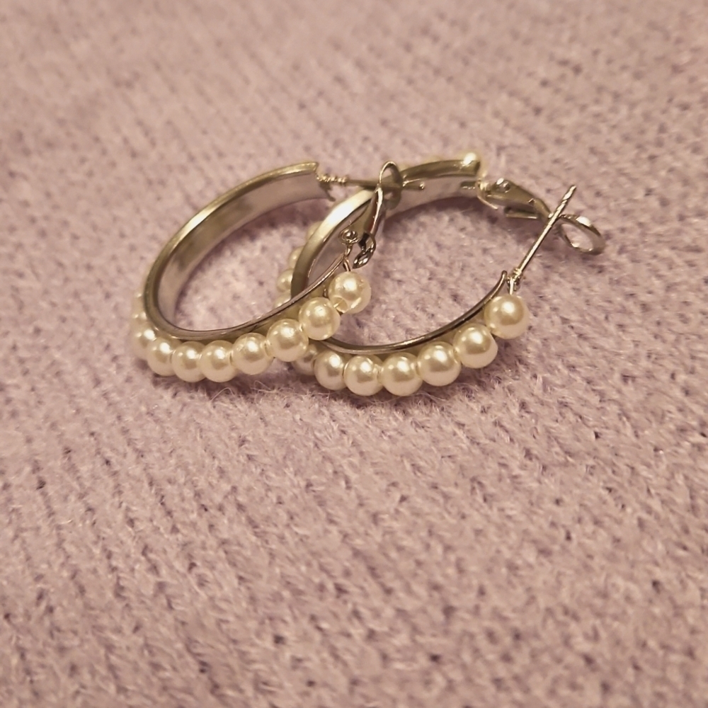 Mini pearl silver tone hoop earrings, EUC